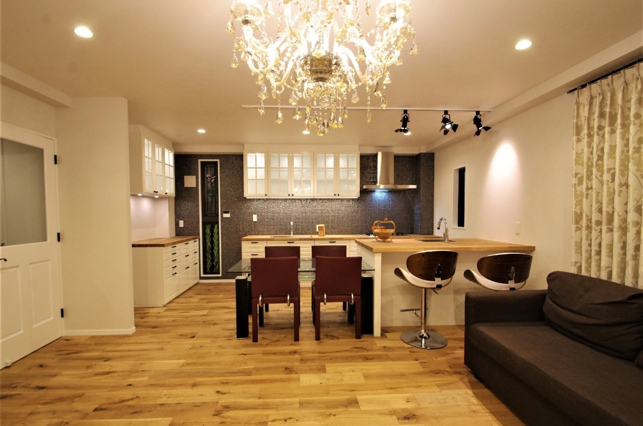 IKEAキッチンとオークでエレガントなリフォーム